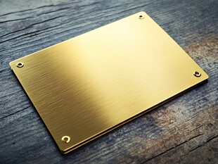 金色金属铭牌置于木质面
