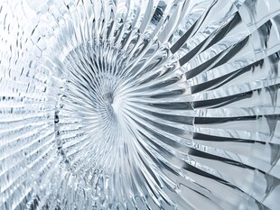 晶莹玻璃盘的精致纹理