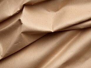 褶皱的米色牛皮纸纹理