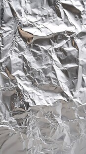 皱巴巴的银色铝箔纸纹理