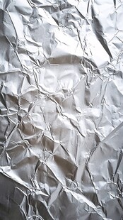 皱巴巴的银色铝箔纸纹理
