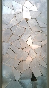 碎玻璃拼接的独特纹理