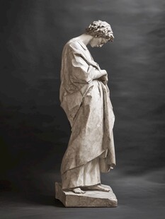 古典风格低头人物雕塑