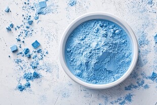 蓝色粉末置于白碗及散落场景