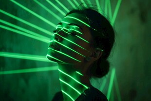 绿光笼罩下的神秘女性形象