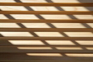 百叶窗下的光影交错