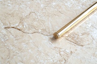 金色金属杆置于大理石面