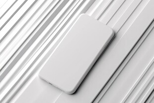 白色手机置于条纹背景上