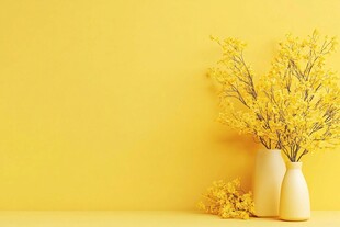 黄色背景下的素雅花瓶插花