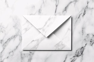 大理石上的白色信封