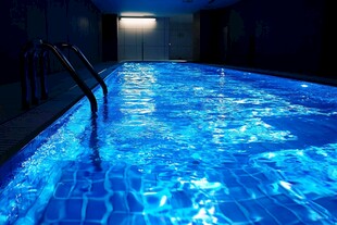 室内泳池的静谧蓝色水面