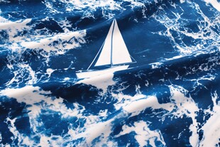 海上白帆船在波涛中穿行