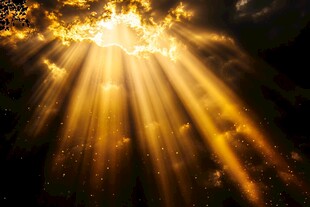 金色光芒穿透云层景象