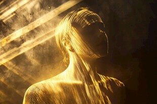 金色光影下的神秘人物