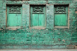 复古绿窗的斑驳砖墙