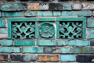 古砖墙精致绿釉雕花装饰