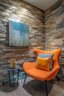 石墙旁的橙色舒适休闲角落