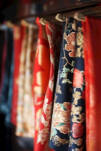 传统中式锦缎布料展示