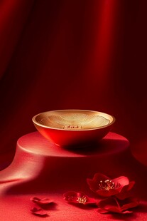 红底金碗配娇艳玫瑰