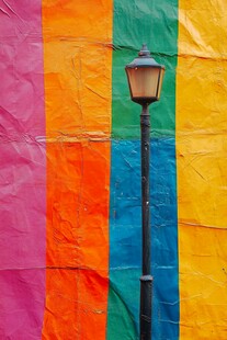 彩色墙前的复古路灯