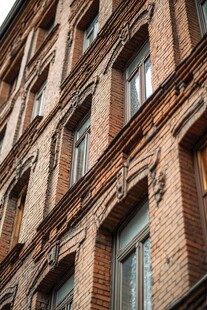 复古砖砌建筑的精美窗景