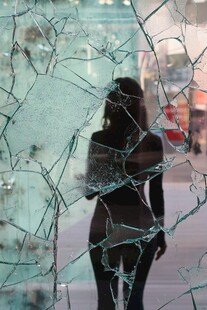 破碎玻璃后的神秘身影