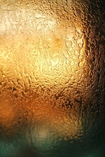 磨砂玻璃上的暖光纹理