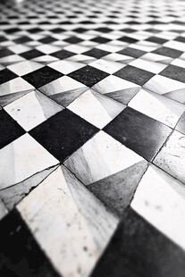 黑白菱格地板纹理特写