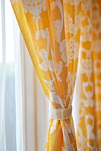 黄色花纹窗帘细节特写