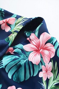 深蓝底粉花绿叶印花布料