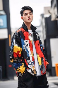 街头潮男展示个性拼色外套
