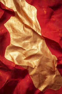 红底褶皱金色织物纹理