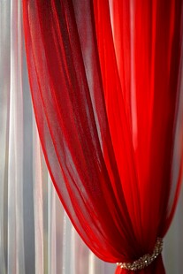红色垂坠纱幔装饰细节