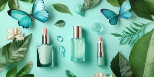 清新绿植环绕的美妆产品
