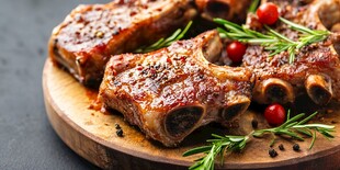 香烤美味排骨配迷迭香