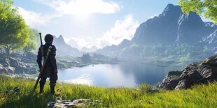 旅人眺望山间湖景