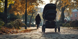 秋日街头的婴儿车与行人