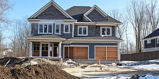 在建的两层美式风格住宅