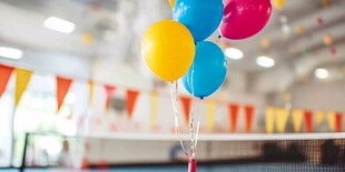 室内缤纷气球装点排球场地