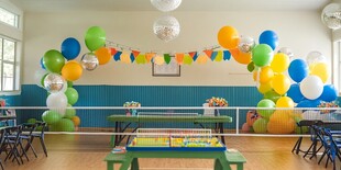 多彩气球装饰的儿童活动空间