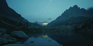 山间静夜湖畔的梦幻景致