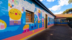 彩色童趣风校园建筑外墙