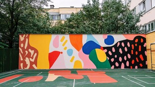 多彩涂鸦装点活力篮球场