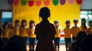 女孩舞台前背对观众的身影