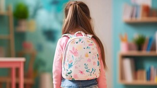 背着花书包的可爱小女孩