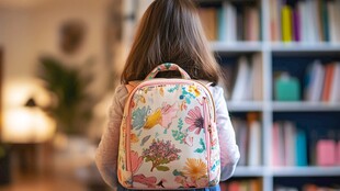 背着花书包的女孩背影