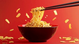 红底筷子挑出美味方便面