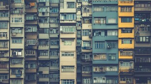 密集居民楼的城市景象