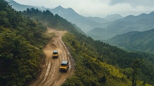 山间越野路 两车畅行中