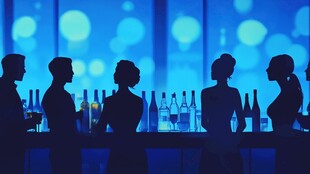 酒吧夜影下的社交时刻